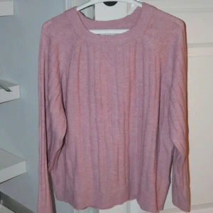 Rosa stickad tröja - Varm & mjuk, inte sticksig. Använd någon enstaka gång så normalt tvättpåverkad, men utöver det hittar jag inget att anmärka på.