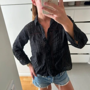 Skjorta från Zara - Såå fin och festlig skjorta från Zara med lite håldekorationer <3 Är lite trekvarts i ärmen