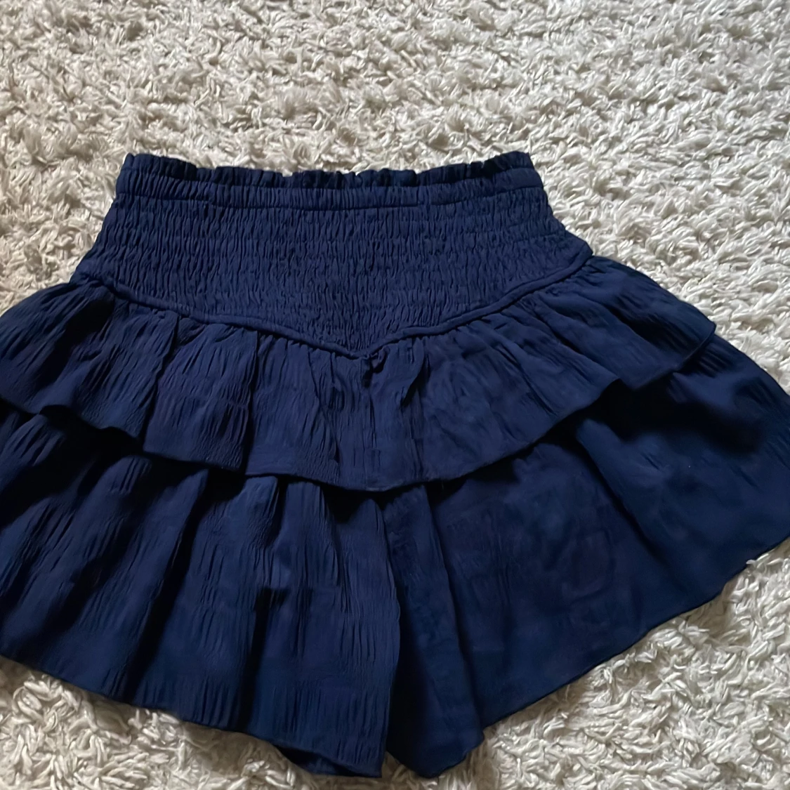 Mörkblå volangkjol med shorts under