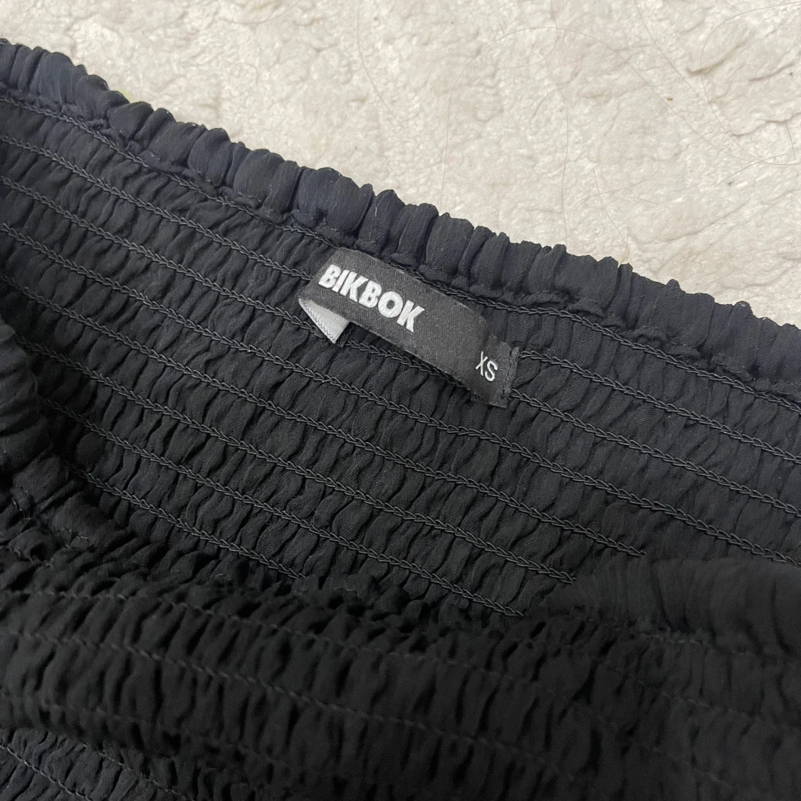 Svart volangkjol från BikBok funkar även som topp  - 1