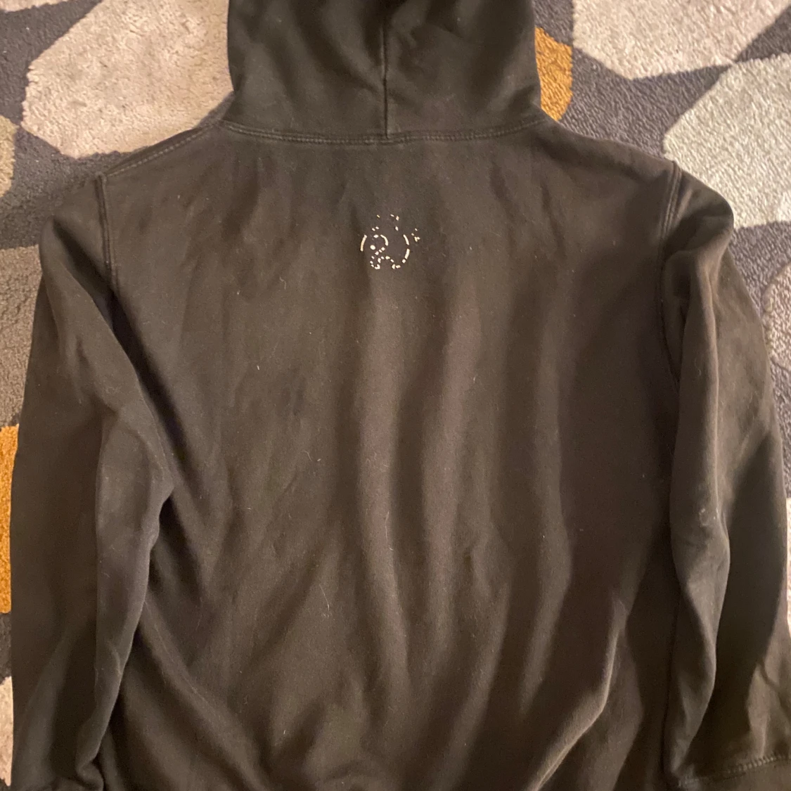 Svart hoodie med Mona Lisa-tryck - 2