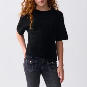 Svart stickad kortärmad tröja Arket - Svart stickad tröja från Gina Tricot med korta ärmar och rund hals. Tröjan är i fint skick och aldrig använd. 