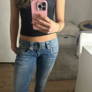 Pepe jeans  - Super fina straight pepe jeans med väldigt låg midja och unika fickor 