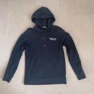 Helmut Lang hoodie - En riktig schysst Helmut Lang hoodie i okej skick, defekt bild på bild 4, öppen för prisförslag, lite smutsig men de är fläckar som absolut försvinner i tvätten, kan tvätta den till den som frågar.