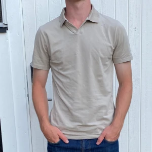 Filippa K piké - Hej! Säljer nu min snygga Filippa K piké som är i storlek S. Den är 10/10 i skicket och kostar 899 nypris. Hör av dig vid minsta lilla fundering!😃