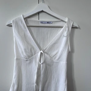 Fin blus  - Säljer en fin vit blus från lager, i storlek XS. Använd 1 gång!! 