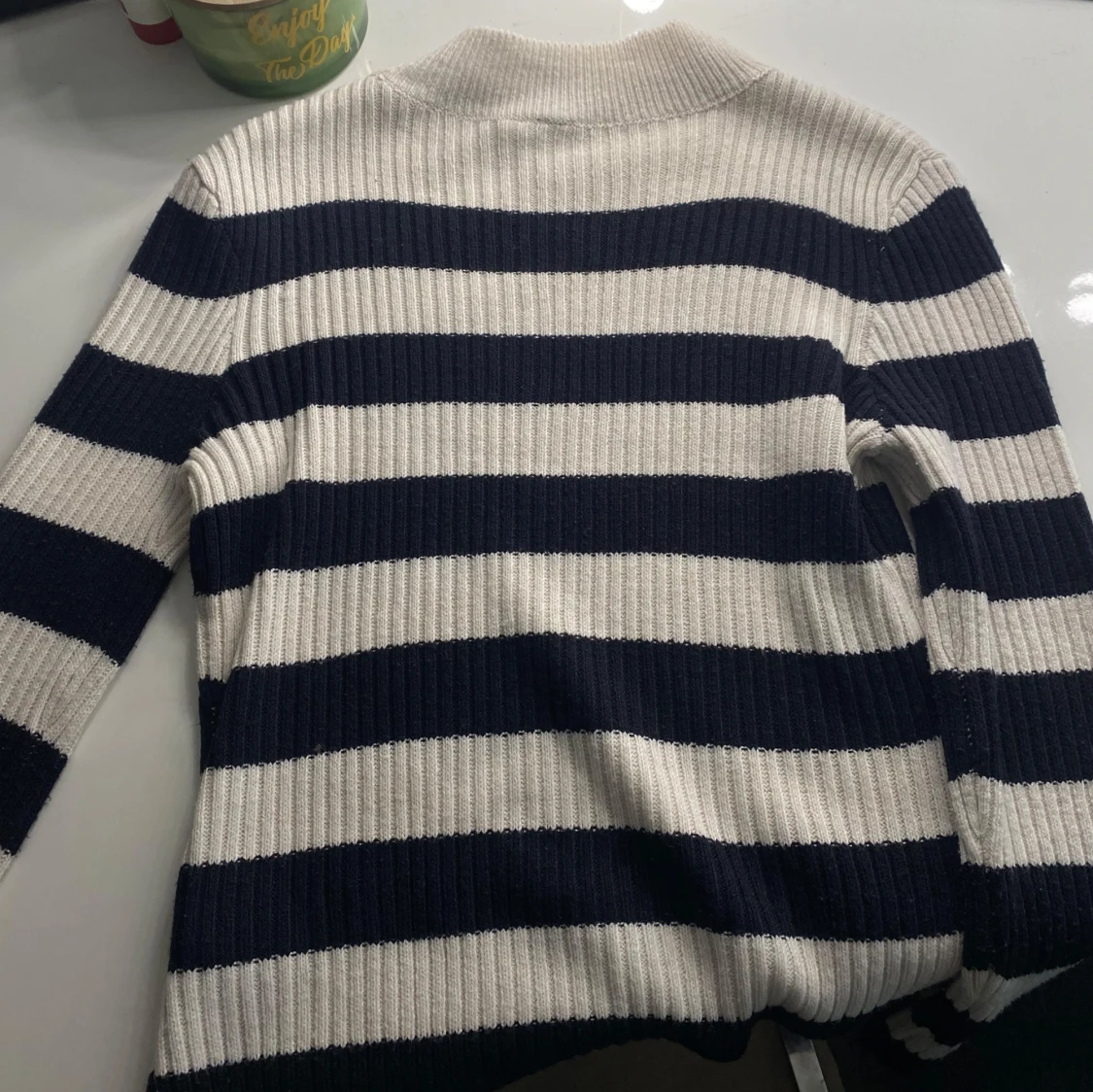 Randig ribbstickad tröja i svart och vitt - 1