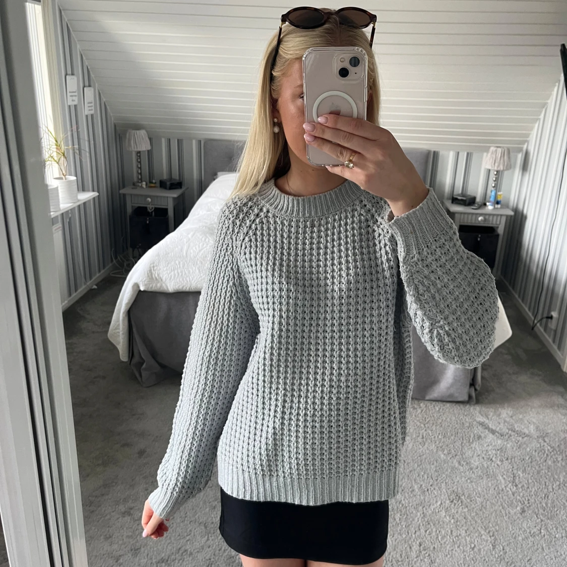 Ljusgrå stickad tröja med struktur