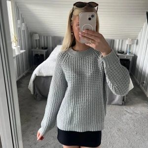 Ljusgrå stickad tröja med struktur - Supermysig ljusgrå stickad tröja med grov struktur och breda muddar vid ärmslut och nederkant. Tröjan har rund halsringning och lång ärm, perfekt för lager på lager. Enkel att styla till både jeans och kjol för en chill look. Står xs men upplever mer som S 🩷