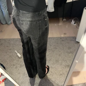 Svarta raka jeans från Zara - Säljer ett par svarta jeans från Zara som är raka. Jeansen har en snygg tvättad look och låg/mellanhög midja🩷