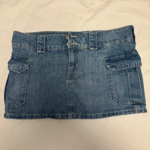 Blå jeanskjol med fickor - Lowwaist  cargo kjol. Fint skick