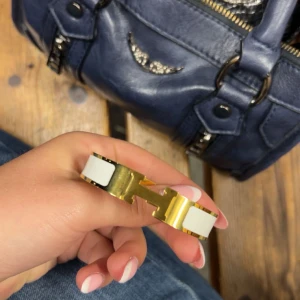 Guldigt armband - Säljer nu mitt jättefina armband som inte kommer till användning längre tyvärr, köpte nytt från en annan på plick men säljer nu för halva priset💕 Skriv om du har frågor!