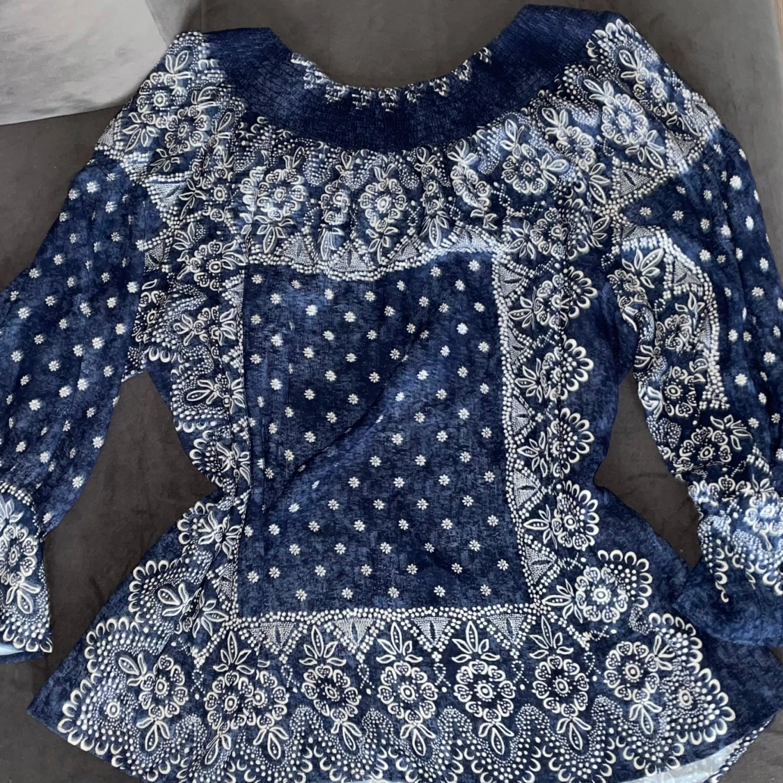 Blå offshoulder blus med mönster - 2