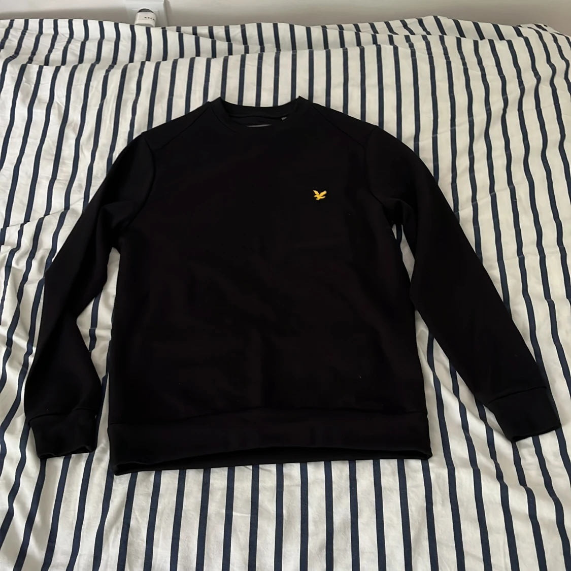 Svart sweatshirt från Lyle & Scott