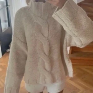 Zara tröja - Säljer denna eftertraktade slutsålda zara tröjan med polo krage i storlek S. Den är aldrig använd men prislappen är borttagen, först till kvarn som gäller! Tryck gärna på köp nu dirket🩷