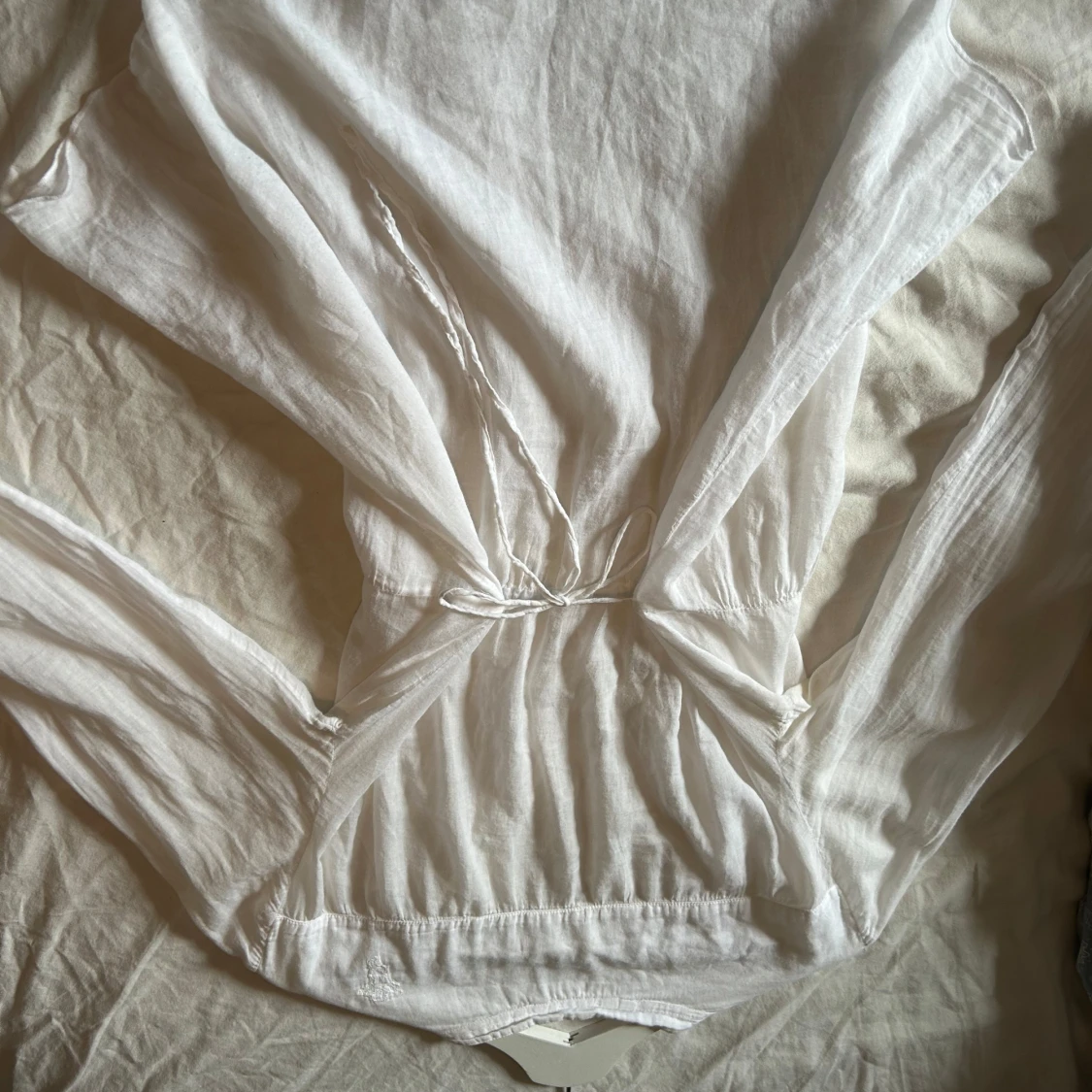 Vit blus med pärldetalj och knyt - 2