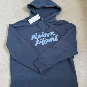 Maison Kitsuné Hoodie Blå  - Säljer en hoodie från Maison Kitsuné i färgen ink blue. Den är i riktigt fint skick, 9.8/10 , bara testad en gång.  Storlek M fits L  Tags sitter kvar och den är självklart äkta. Nypris ligger på runt 300 euro (ca 3500 kr). Fraktar samma dag 📦 Pris kan diskuteras vid seriöst intresse. Bara att höra av dig om du undrar nåt!