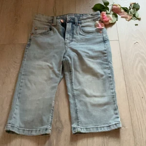 Ni kan sy om dom! - Snygga ljusblå jeansshorts från Denim Co. med klassisk femficksdesign, raka ben och hög midja. Shortsen är tillverkade i jeansmaterial och har detaljer som kopparfärgade nitar och dragkedja. Perfekta för en chill sommardag.