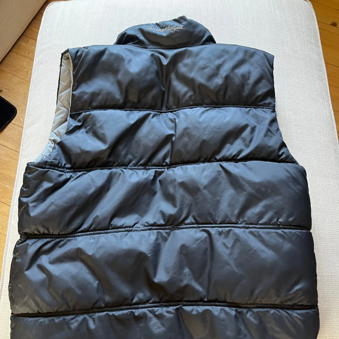 Svart dunväst från Authentique - 1