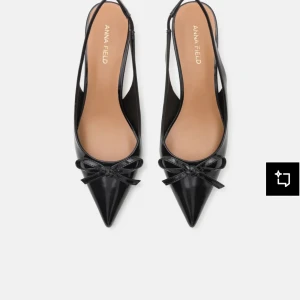Svarta pumps med rosett från Anna Field - Snygga helt nya skor från Anna Field, supersnygga till jeans eller en mini kjol!!💕💕 269 och frakt e inkluderat. Nypris 340
