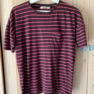 Whyred t-shirt herr - Knappt använd, max två gånger. Perfekt skick. Upphämtning i Stockholm fungerar. 