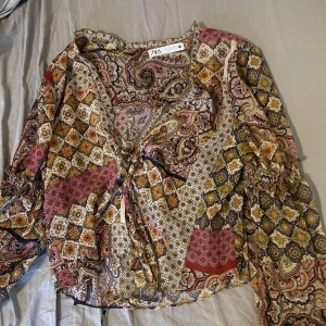 Mönstrad blus från Zara med knyt - en jättefin mönstrad blus ifrån zara!! jättefin nu inför hösten❤️