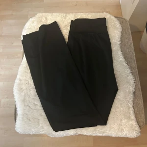 Träning byxor - Säljer dessa sköna bootcut träningsbyxorna, passar för dig som är som mig som inte gillar tajta träningsbyxor. Aldrig använda då som var för små