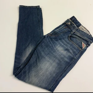 Blå Replay Anbass jeans - Snygga blå Replay Anbass. Dem är inte så slitna och har inga hål. Storlek W32 L32