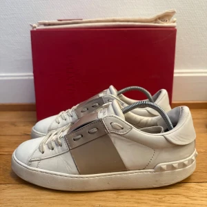 Valentino open sneakers - Säljer nu dessa fina valentino open skor | Använda men fortfarande fina | Storlek 38,5 | Kommer med box,dustbag,valentino kort och kvitto | Hör gärna av er vid frågor eller funderingar 