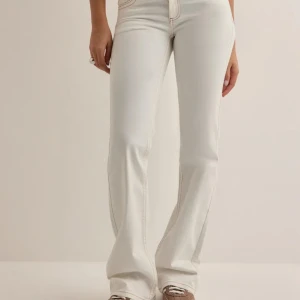 Low Waist Bootcut Stitch Jeans, By Nelly  - Oanvända Snygga vita lågmidjade jeans med bootcut passform och  kontrastsömmar ifrån Nelly. Ordinarie pris 699kr 