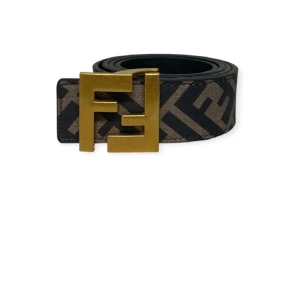 Fendi bälte - Helt ny Fendi bälte. Oanvänd. Fraktar inom 24 timmar. Bästa kvaliten ute på marknaden. Pris kan diskuteras vid snabb köp. Storlek 110cm.