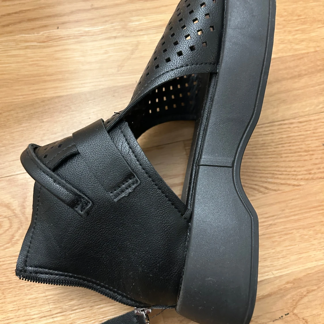 Svarta perforerade sandaler