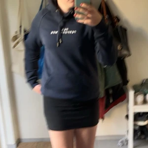 Mörkblå hoodie från Peak Performance - Snygg mörkblå hoodie från Peak Performance hoodie, Säljer för att jag inte har användning till den, De är storlek L men passar S-M brors väll på hur man vill att den sitter (deras storlekar är väldigt små), den är mörk blå, samma mörkblå som gina har på sin hoodie. Org 1200kr säljes för 300 men kan diskuteras 