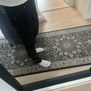 Nudie jeans svart  - Säljer dessa feta svarta jeans från nudie, storlek 28/32 modellen är Thin Finn pris; 399