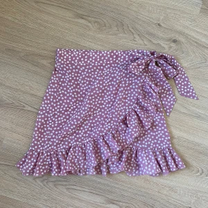 Blommig kjol - Blommig kjol. Använd fåtal gånger.