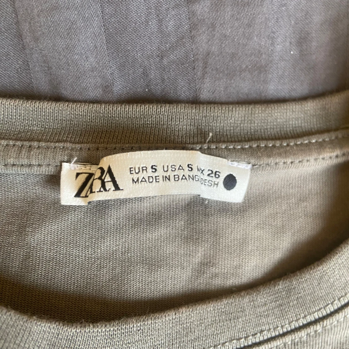 Grågrön t-shirt från Zara - 1