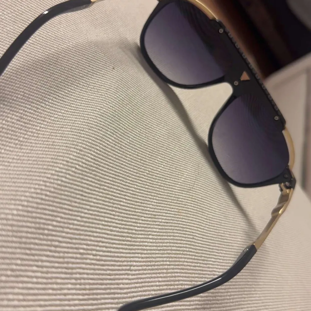 Säljer nya Lv glasögon. Helt nya finns 10 styckna inne. Tar Swish . Asusteet.