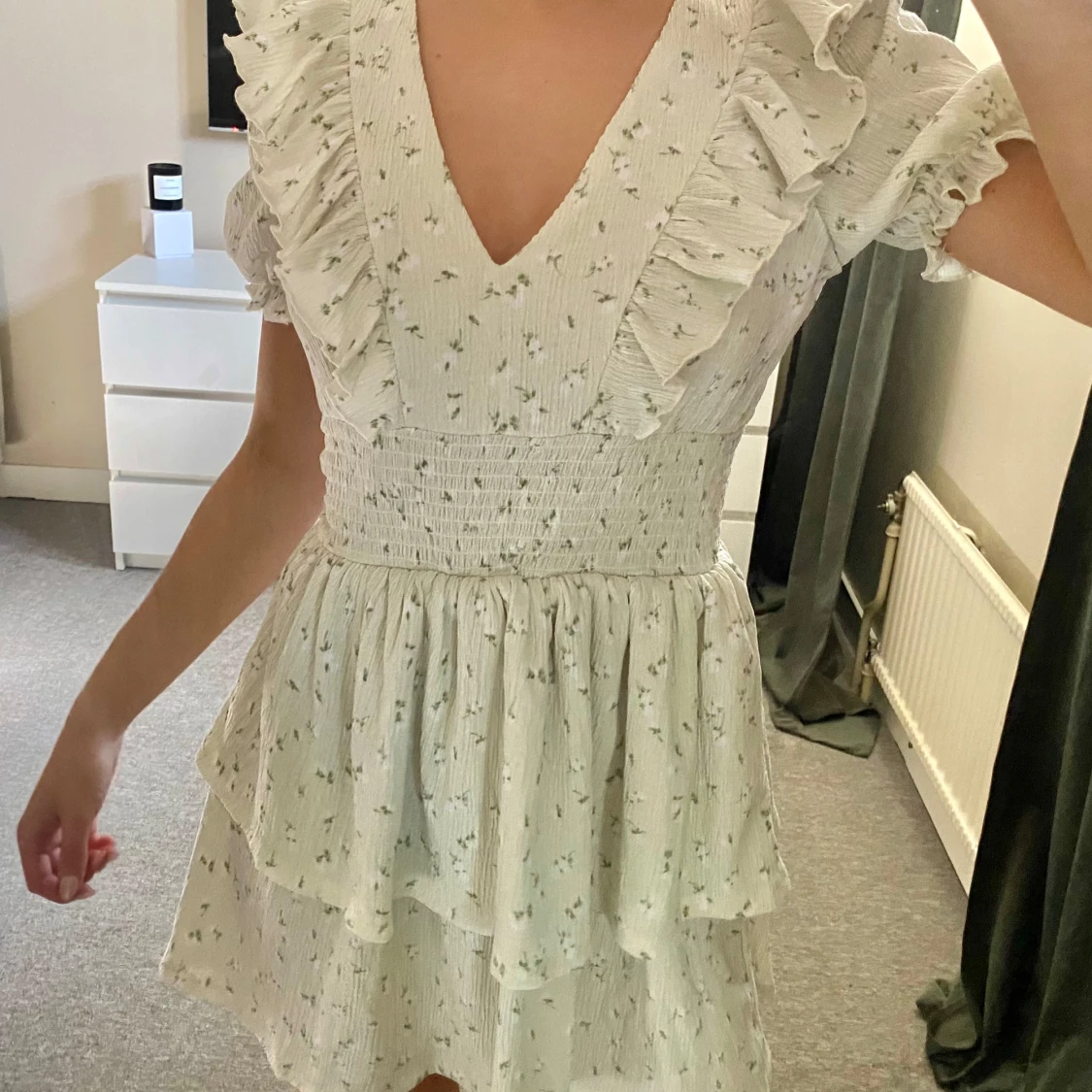 Vit blommig klänning med volangdetaljer - 1