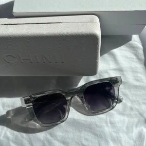   Chimi solglasögon  - Säljer mina fina glasögon från chimi! Det är modell 04 i den fina gråa färgen. Jätte bra skick och ingen skråma! 