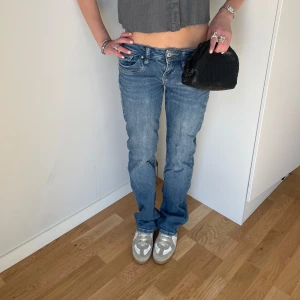 Blå jeansbyxor - Snygga blå jeansbyxor från Ltb i modellen valarie. Skriv vid frågor om mått mm🤍storlek: 24/32