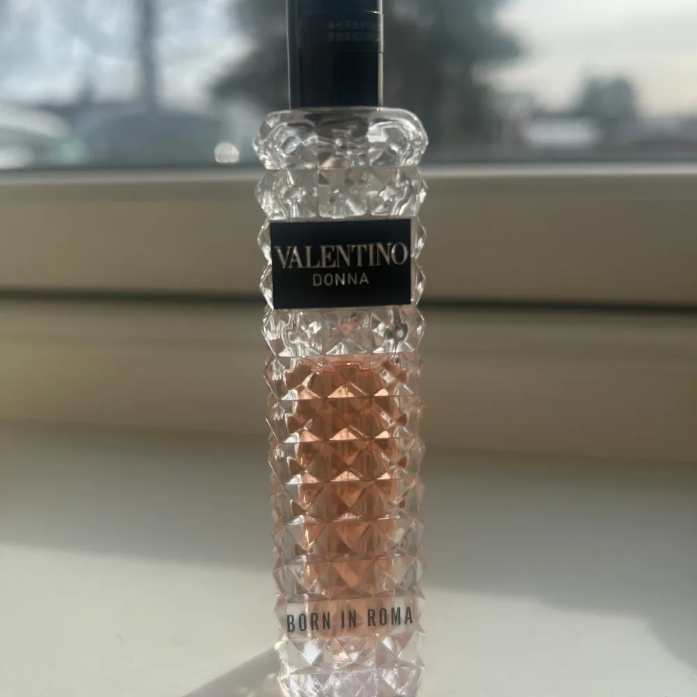 Mer än halva kvar, luktar supergott! Kommer dock inte till användning då jag har en likadan till. Perfume.