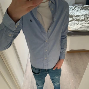 Ralph Lauren skjorta  - Fet ljusblå skjorta från Ralph Lauren perfekt för en uppklädd look. Storlek XS, skriv om ni har några funderingar🙌