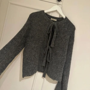 Grå stickad kofta  - Stickad tröja från Gina Tricot. Använd några gånger! Fint skick storlek S🫶🏼