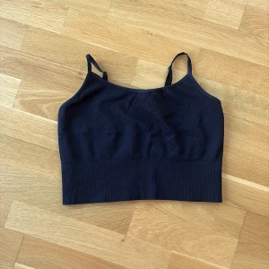 Tränings topp/BH - Tränings topp men funkar även som sport BH från H&M i storlek L, köpte en större storlek då jag ville ha den längre. Är vanligtvis en S, ingen lukt 