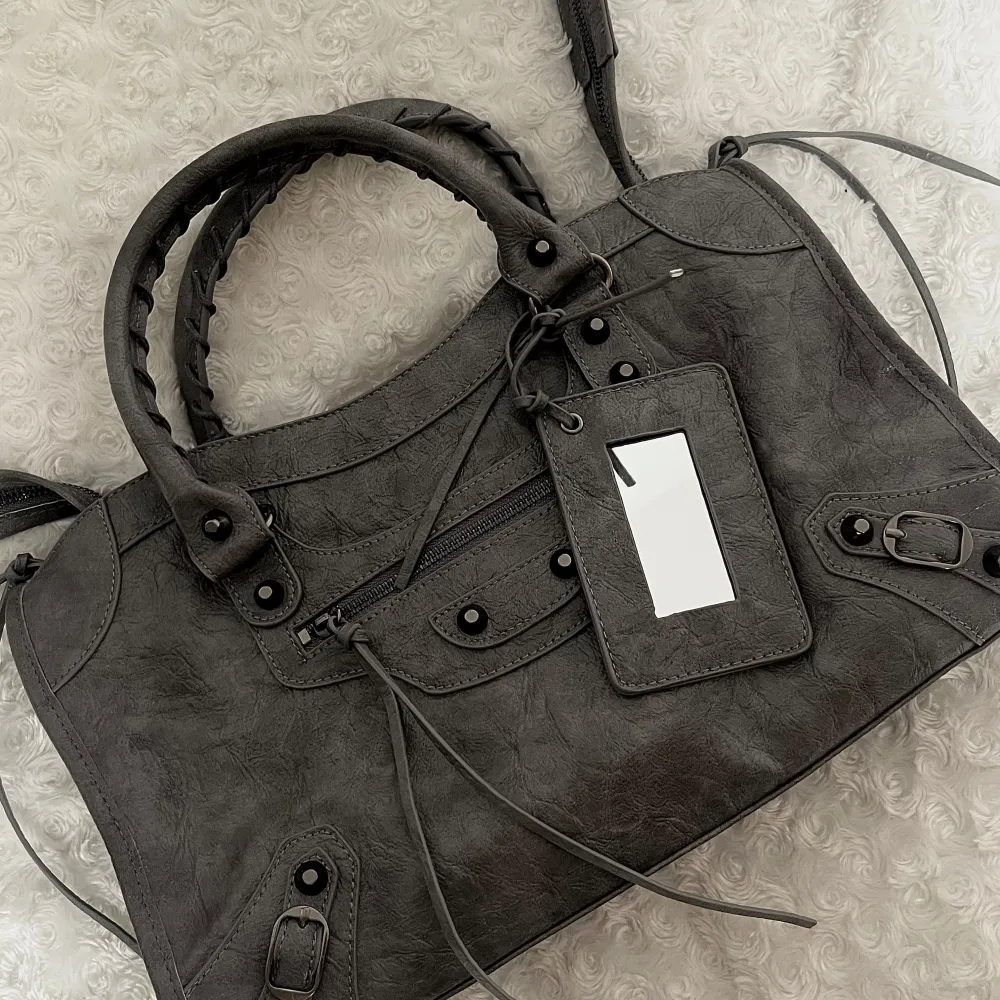 (OBS! inte begagnad! Finns även att beställa via vår hemsida www.ivysthlm.se) CITY BAG – Den perfekta statment väskan som livar upp varje vardags-outfit. Lika praktisk som snygg och fungerar både till skola & fest – Ja, din dator får plats! (väskan levereras med ett långt, justerbart axelband för extra bekvämlighet) Storlek: 38×10×23 cm Finns även tillgänglig i svart och röd! Äkta läder. Asusteet.