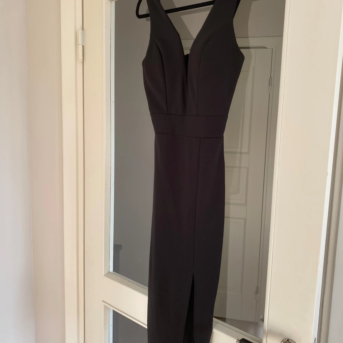 Svart midiklänning med slits - 1