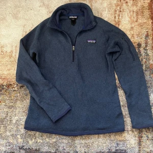 Blå fleece tröja från Patagonia - Säljer en blå fleece tröja från Patagonia med dragkedja vid halsen och en praktisk ficka med dragkedja på ärmen. Perfekt för kyliga dagar och outdoor-äventyr. Tröjan har en stilren design och är superbekväm att bära. Hör av er om frågor eller mer bilder.👍🏼👍🏼👍🏼