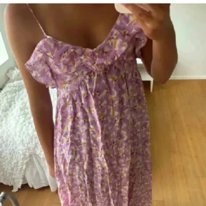 Blommig långklänning HM - Super söt långklänning från HM. Använts fåtal gånger av mig. Klänningen är i M men passar mig som vanligtvis har S, banden är justerbara❤️