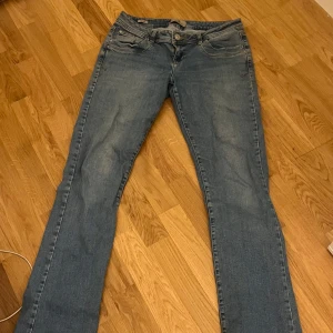 Blå jeans från LTB - Säljer ett par klassiska blå jeans från LTB. De har en rak passform och är tillverkade i denim med en lätt tvättad look. De är i modellen valerie och väldigt bra skick!💞 skriv för bilder med jeansen på!