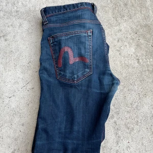 Blåa evisu jeans  - Snygga blå evisu jeans, (byxorna har ett lagat hål vid skrevet!)
